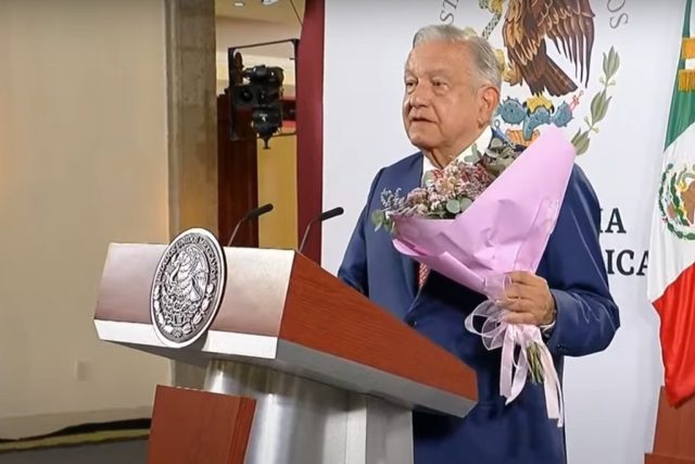 AMLO celebra el Día de las Madres con homenaje musical