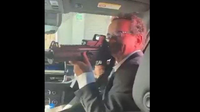 Despiden a embajador del Reino Unido en México por incidente con rifle | Video