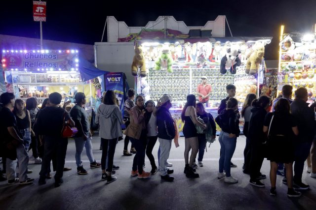 Acusan a hombre de orinar a mujer en palenque de la Feria