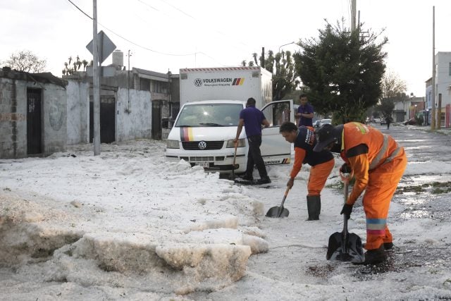 Por lluvias, recolectan más de 500 toneladas de granizo en Puebla capital