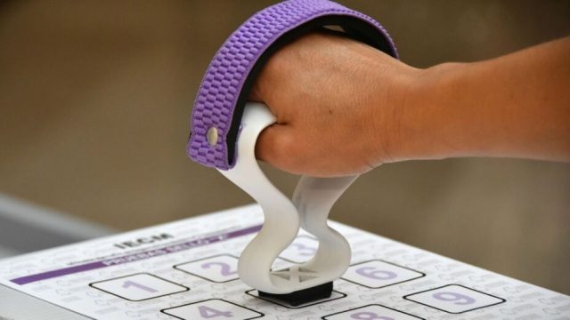 INE presenta plantilla Braille y sello X para votantes con discapacidad