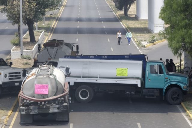 Piperos cierran vialidades de Puebla capital por clausura de pozos