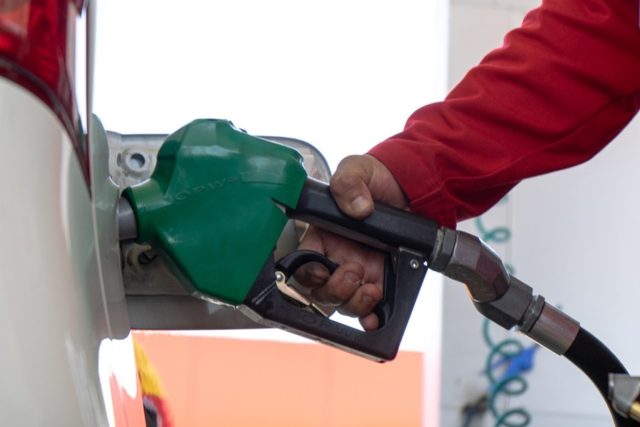 AMLO insta a Oxxo a moderar precios de gasolina