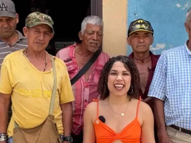 Mujer presume relación con siete ancianos ¿será amor verdadero?