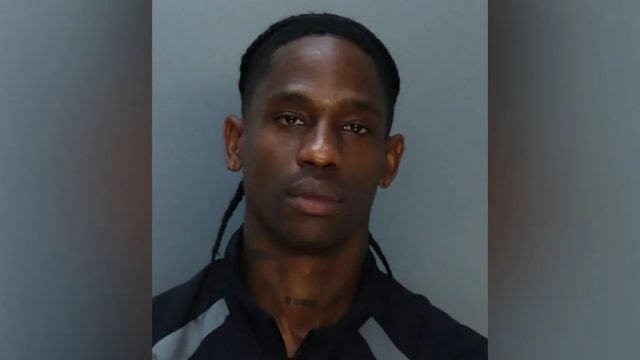 Arrestan en Miami a Travis Scott por intoxicación desordenada y allanamiento