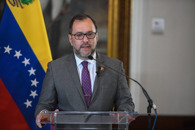 Canciller venezolano denuncia amenazas constantes de golpe de Estado