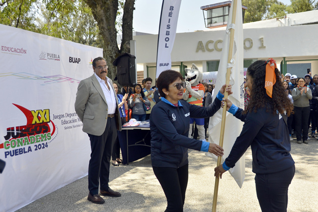 Lilia Cedillo entrega uniformes a equipos BUAP para Judenems 2024