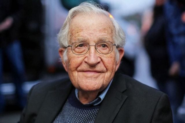 “Noam Chomsky no ha fallecido”, su esposa desmiente muerte del filósofo estadounidense