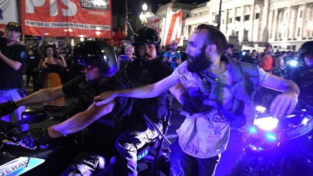 En medio de brutal represión a protestas, Senado argentino aprueba por un voto polémica Ley Bases de Milei