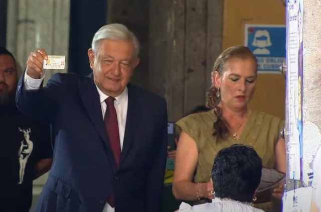 AMLO emite último voto electoral como presidente de México