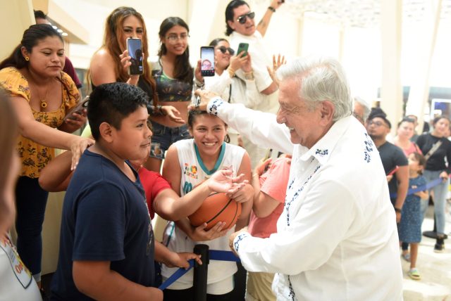 AMLO supervisa Tren Maya durante recorrido Mérida-Campeche