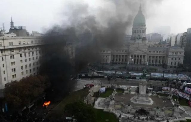 Ley de Bases en Argentina desborda protestas, hay 30 heridos