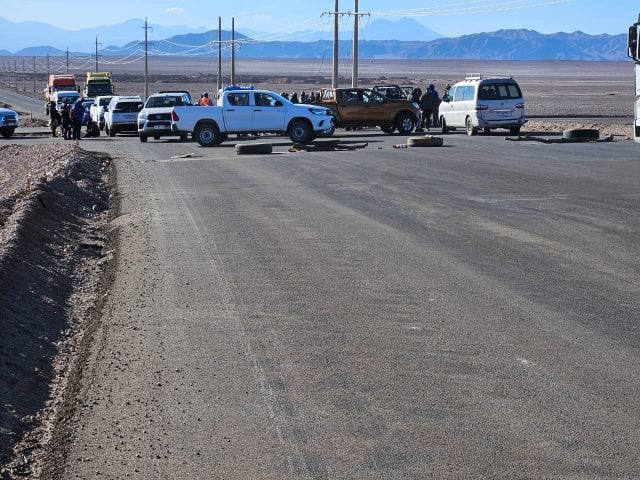 Comunidades atacameñas vuelven a tomarse acceso a faenas de SQM