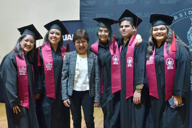 Rectora Cedillo reconoce excelencia educativa de estudiantes egresados