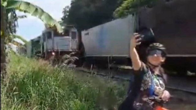 Otra selfie mortal, ciclista fallece tras ser golpeada por tren | Video