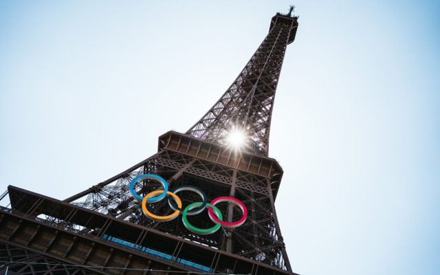 Torre Eiffel se engalana con los anillos olímpicos, así luce