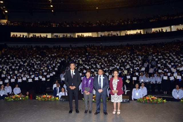 Lilia Cedillo entrega diplomas a más de mil graduados de prepas