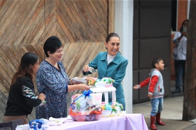 Claudia Sheinbaum recibe festejo de cumpleaños en Casa de Transición