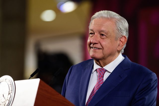 Población migrante contribuye a economía de Estados Unidos: AMLO