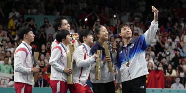 Emotiva selfie entre atletas de Corea del Sur y del Norte en París 2024