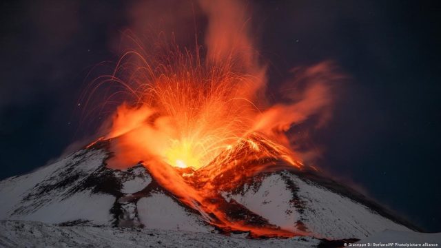 Italia eleva alerta de emergencia por erupción del volcán Etna