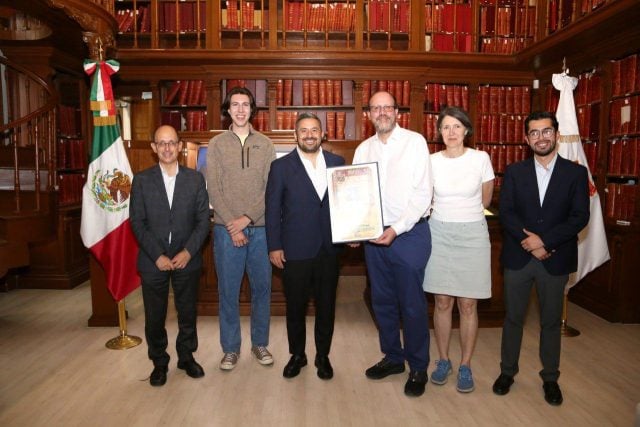 Otorga Ayuntamiento de Puebla copia de Cédula Real al Premio Nobel, Michael Robert Kremer