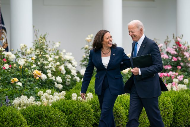 Biden respalda a Kamala Harris como candidata demócrata para 2024