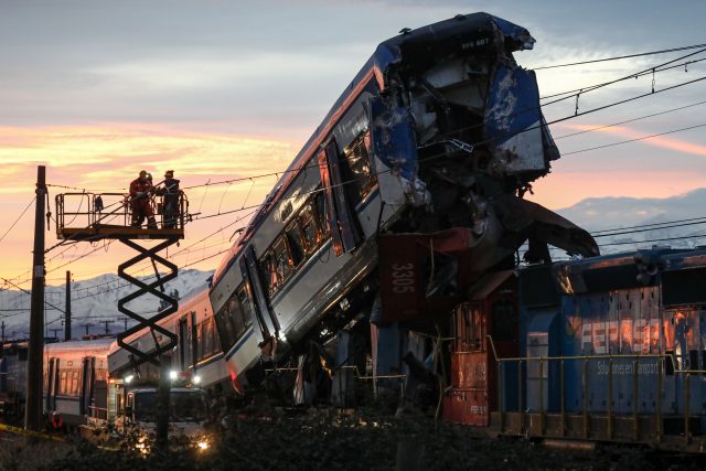 Choque de tren con automóvil deja 3 muertos en Turquía