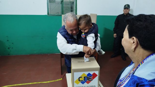 Autoridades del Consejo Nacional Electoral de Venezuela ejercieron su derecho al voto