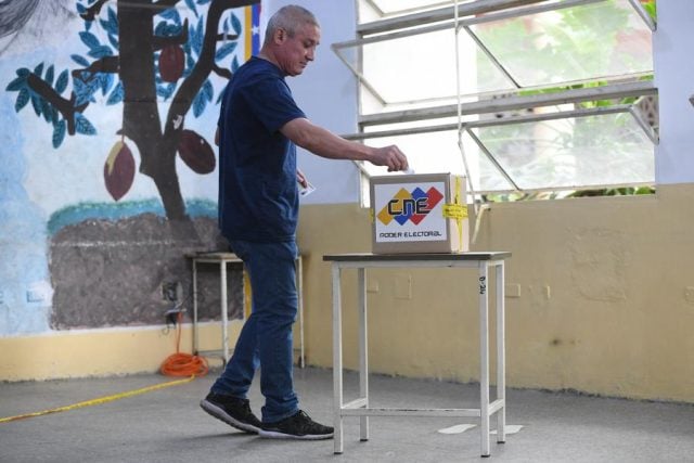 Votantes acuden en paz a las urnas en elecciones presidenciales de Venezuela