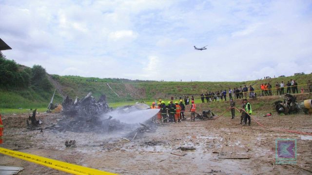 Piloto sobrevive a accidente aéreo en Nepal; 18 personas mueren