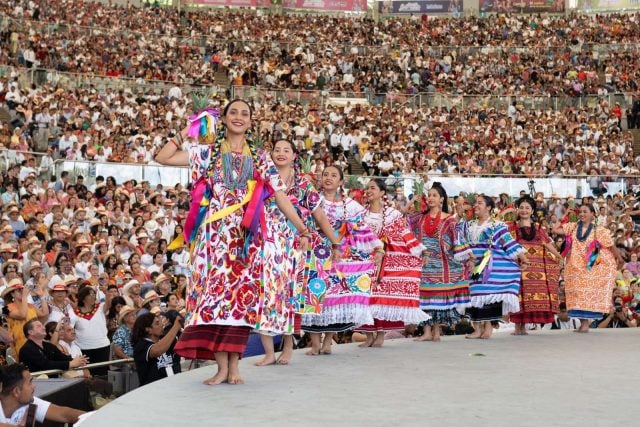 Protesta en celebración en la Guelaguetza: voz de Ángeles Cruz