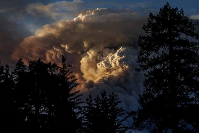 Incendio en California se extiende sin control, obliga a desalojos y cierres