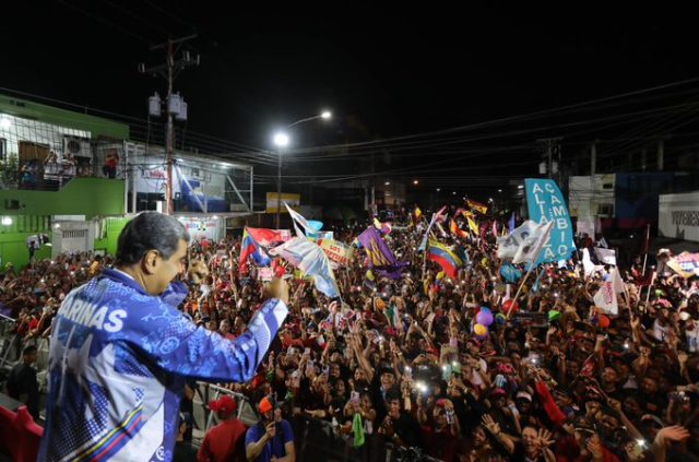 Maduro dijo que su primer decreto de resultar ganador será para convocar diálogo nacional