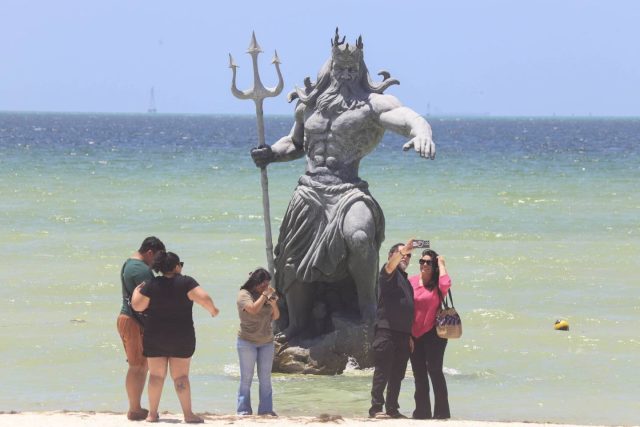 Clausura estatua de Poseidón en Yucatán por falta de premisos