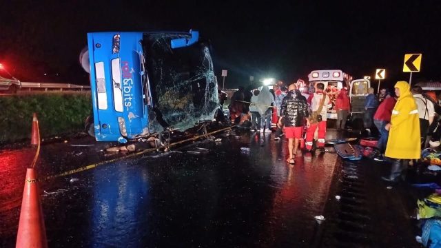 Accidente de autobús en autopista Salamanca-León deja dos muertos