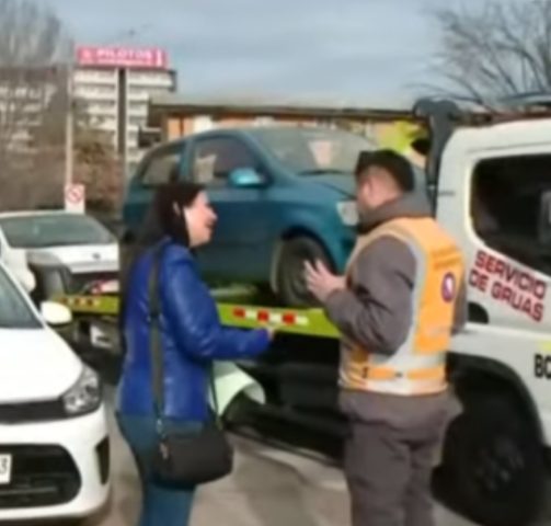 Conversa que algo queda: Mujer en Macul evita que Carabineros le quiten el auto