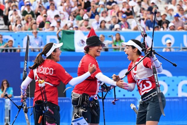 AMLO felicita a arqueras mexicanas por medalla de bronce en París 2024