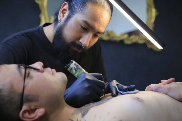 Tinta, arte y «magia», armonizan en el Día Internacional del Tatuaje