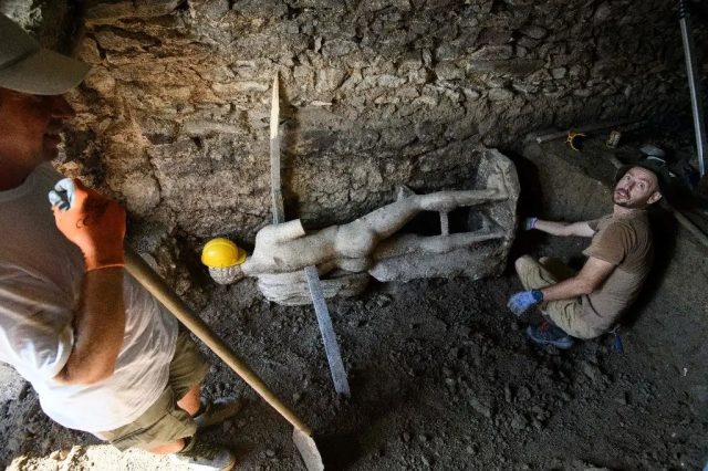 Hallan en una cloaca antigua estatua del dios griego Hermes en Bulgaria