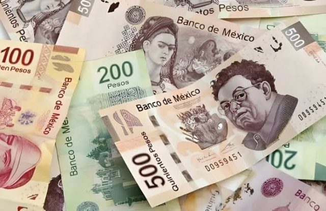 AMLO señala que política económica se define en México