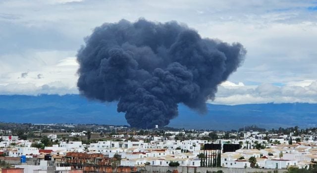 Se registra fuerte incendio en Chipilo; columna de humo cubre la zona