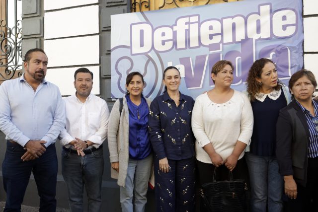 Pese a mandato de SCJN sobre aborto, panistas protestan en Puebla