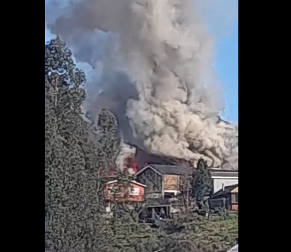 Pero no fue la llama del amor: Incendio destruye único motel en Lota