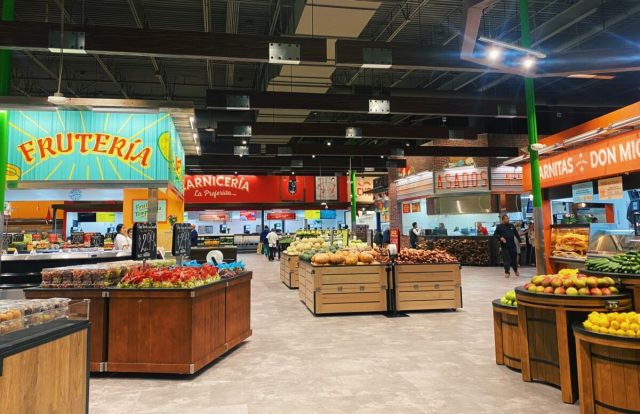 Mercado mexicano conquista Orange County, desafiando a supermercados