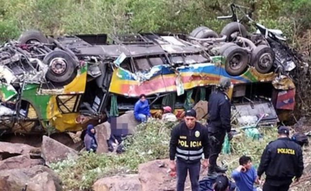 Reportan 26 muertos y 15 heridos por accidente de autobús en Perú