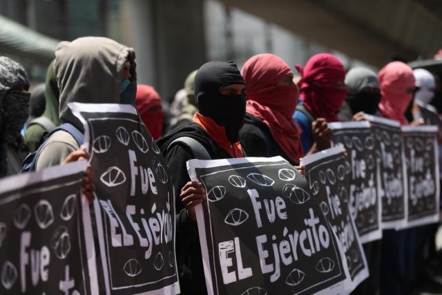 AMLO entrega reporte con 21 puntos a padres de Ayotzinapa