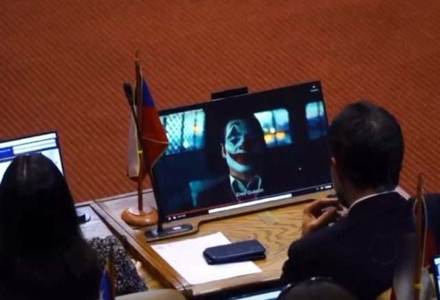 Diputados republicanos son captados viendo tráiler de Joker 2 durante debate crucial sobre crímenes