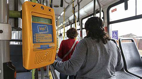 Gobierno reduce aumento en tarifas del transporte público a $10 tras reacción ciudadana