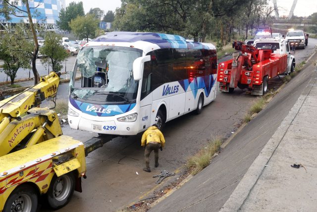 Vuelca autobús de pasajeros sobre la México-Puebla, se reportan 17 lesionados